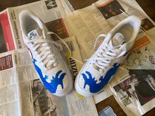 Ich habe mich für einen der bekanntesten Schuhe entschieden. Der Air Force 1 von Nike. Meiner Meinung nach ist es der beste Schuh um Farbe aufzutragen. Der Schuh bringt eine lange Geschichte mit sich. Er wurde 1982 auf den Markt gebracht und ist durch die Hip-Hop Szene bekannt geworden. Ich habe bei diesem Projekt einen blauen Drachen aufgetragen, weil ich den Farbübergang von Weiss zu Blau mag.